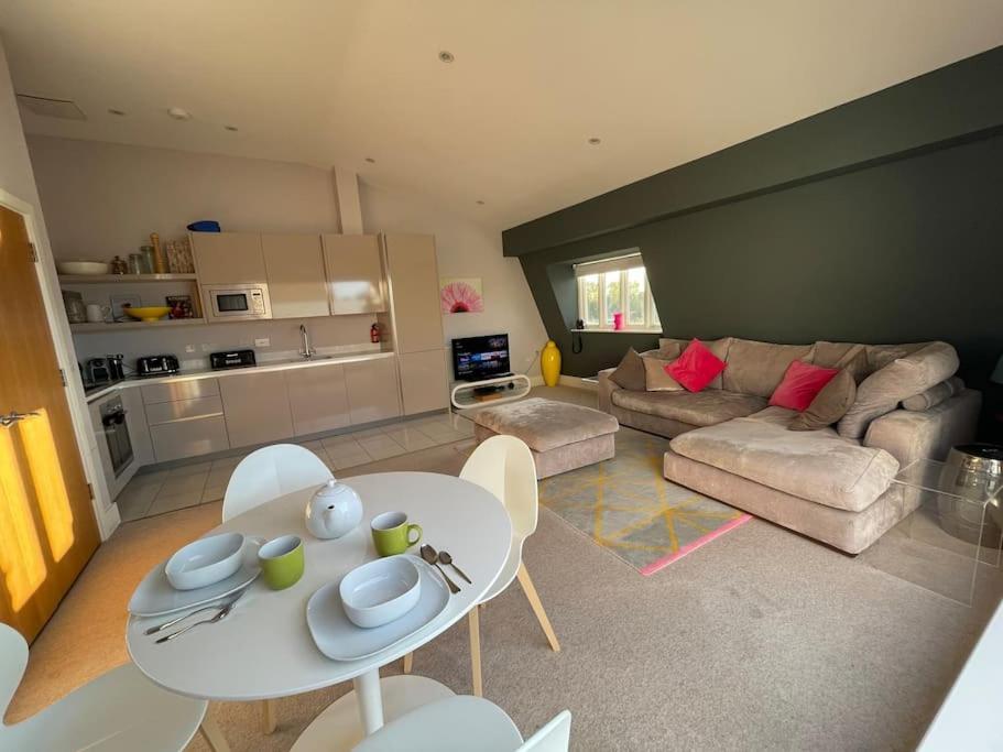 Reed Warbler - Hm111 - Lower Mill Estate Penthouse Apartment With Spa Access Somerford Keynes Екстер'єр фото